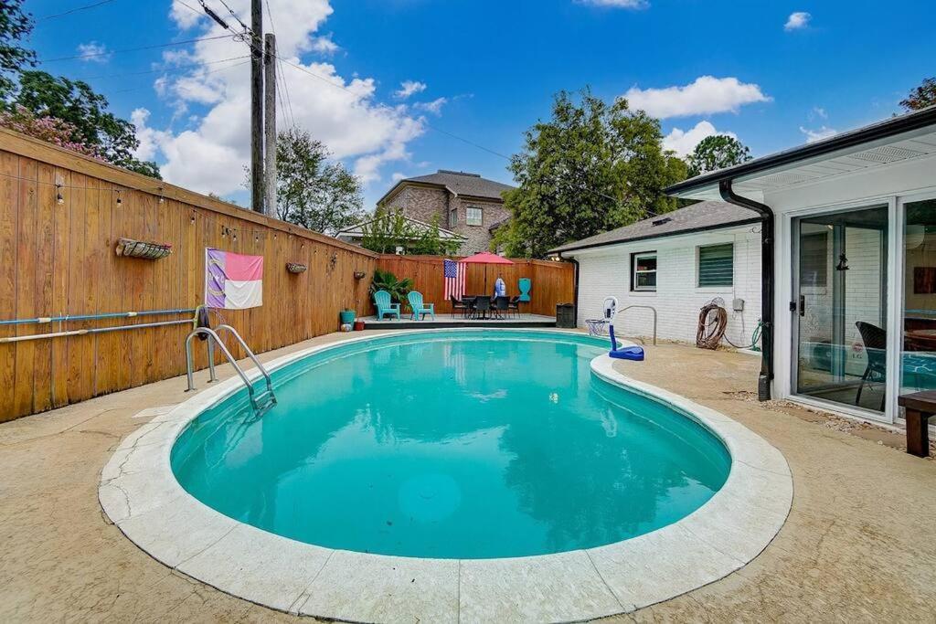 Poolside Bungalow With Fire Pit Fun And King Suite Charlotte Exterior foto