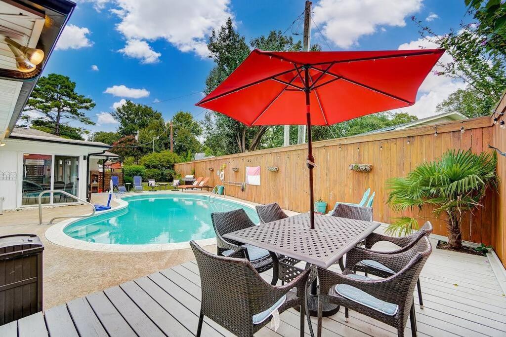 Poolside Bungalow With Fire Pit Fun And King Suite Charlotte Exterior foto